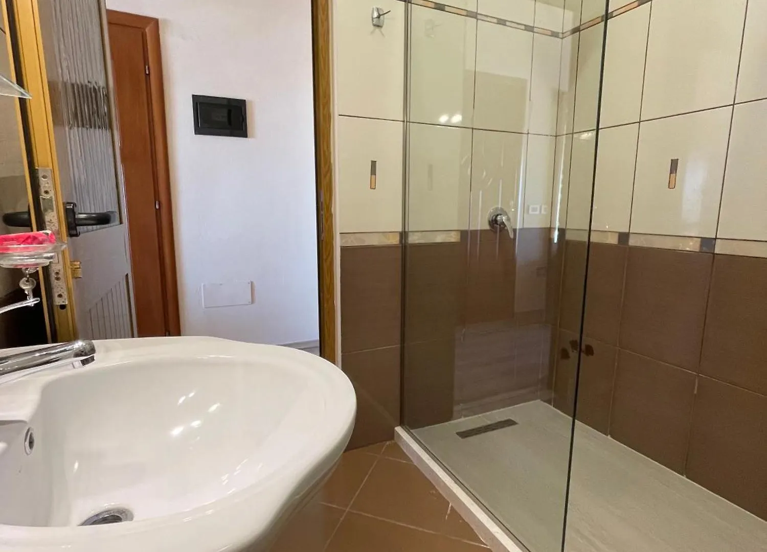 ***  Hotel Benilva Škalngur Albanien